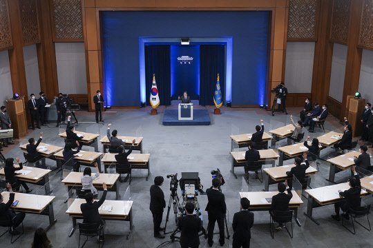 문재인 대통령이 10일 취임 4주년 특별연설 직후 기자회견을 하는 모습. 청와대 제공.